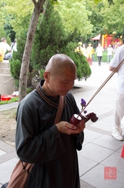 Taiwan 2012 - Taipei - Longshan Tempel - Tempelfest - Mönch