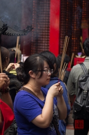 Taiwan 2012 - Taipei - Longshan Tempel - Betende Frau