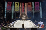 Taiwan 2012 - Taipei - Longshan Tempel - Räucherstäbchenbehälter - Backfocus