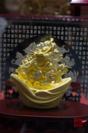 Taiwan 2012 - Taipei - Goldskulptur - Drachenunze