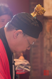 Taiwan 2012 - Taipei - Dalongdong Baoan Tempel - Priester