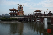 Taiwan 2015 - Kaohsiung - Warrior & Bridge